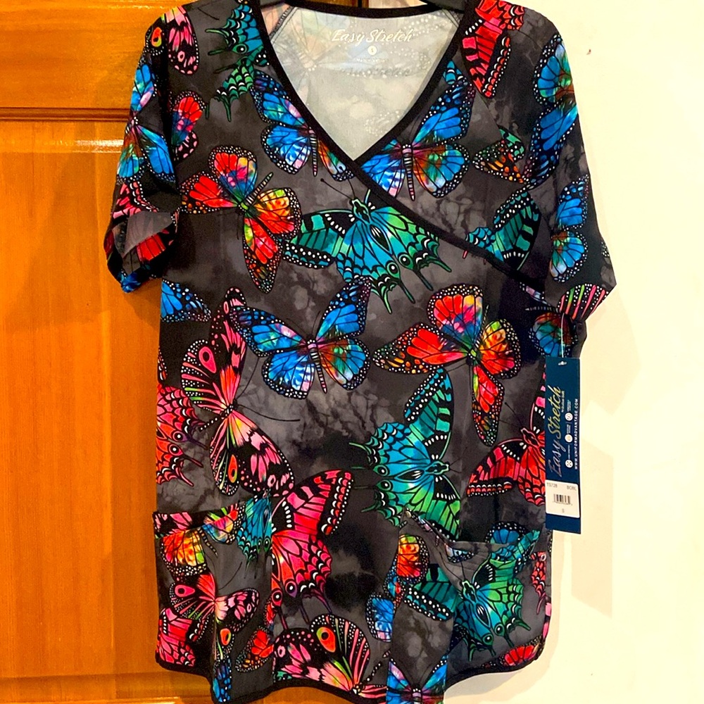 NWT! Easy Stretch size S, gorgeous Butterfly Oasis scrub top!